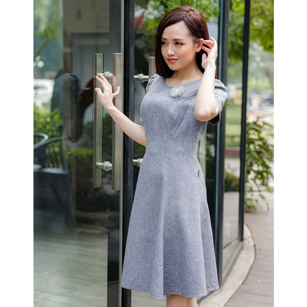 Đầm xòe cổ tròn Bella Moda tay ngắn nhún vai đính hoa ngực DX2553 BX201325533